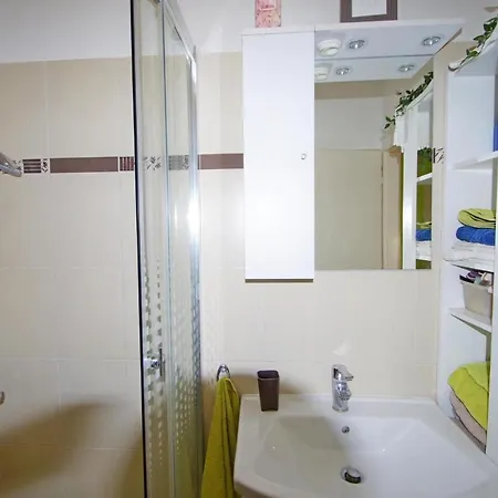 Modern In The Heart Of With Private Parking 풀라