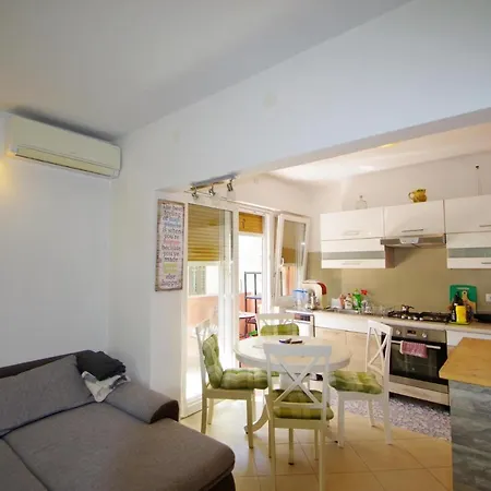 Modern In The Heart Of With Private Parking 아파트 풀라