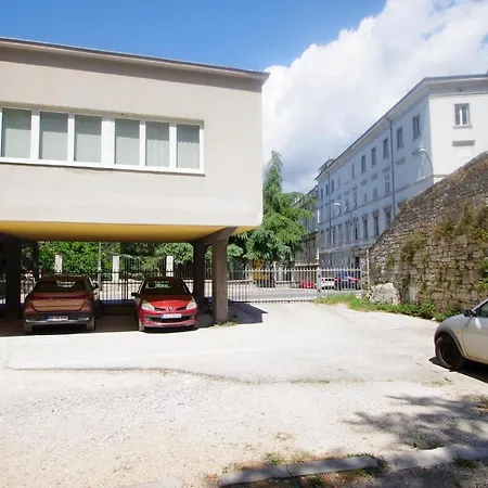 Modern In The Heart Of With Private Parking 아파트